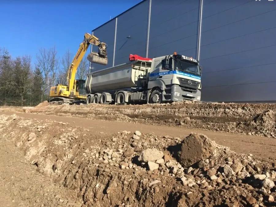 Erdbau- und Abbrucharbeiten mit Maschinen auf einer Baustelle von MEIWES