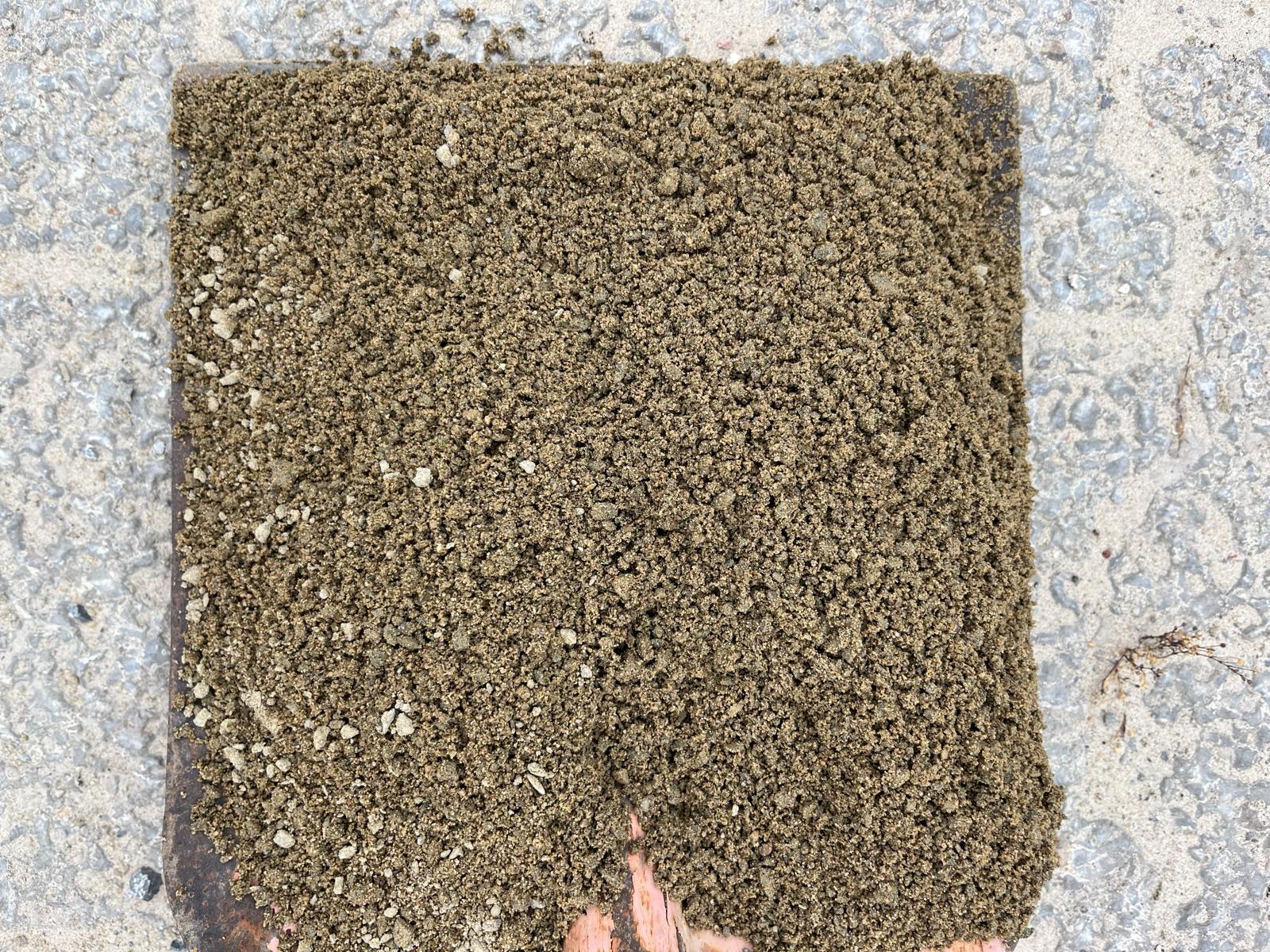 Edelbrechsand 0/5 als Materialprobe auf Schaufel